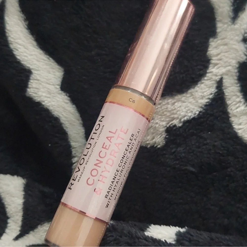 Makeup Revolution Conceal & Hydrate Radiance‎ Concealer C6 Hyaluronic Acid Acai